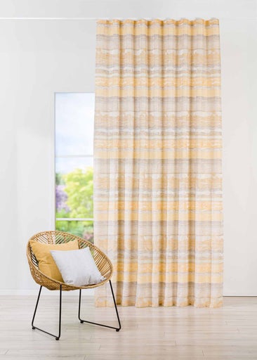 Șaluri decorative cu model orizontal lângă un scaun de ratan în fața unei ferestre