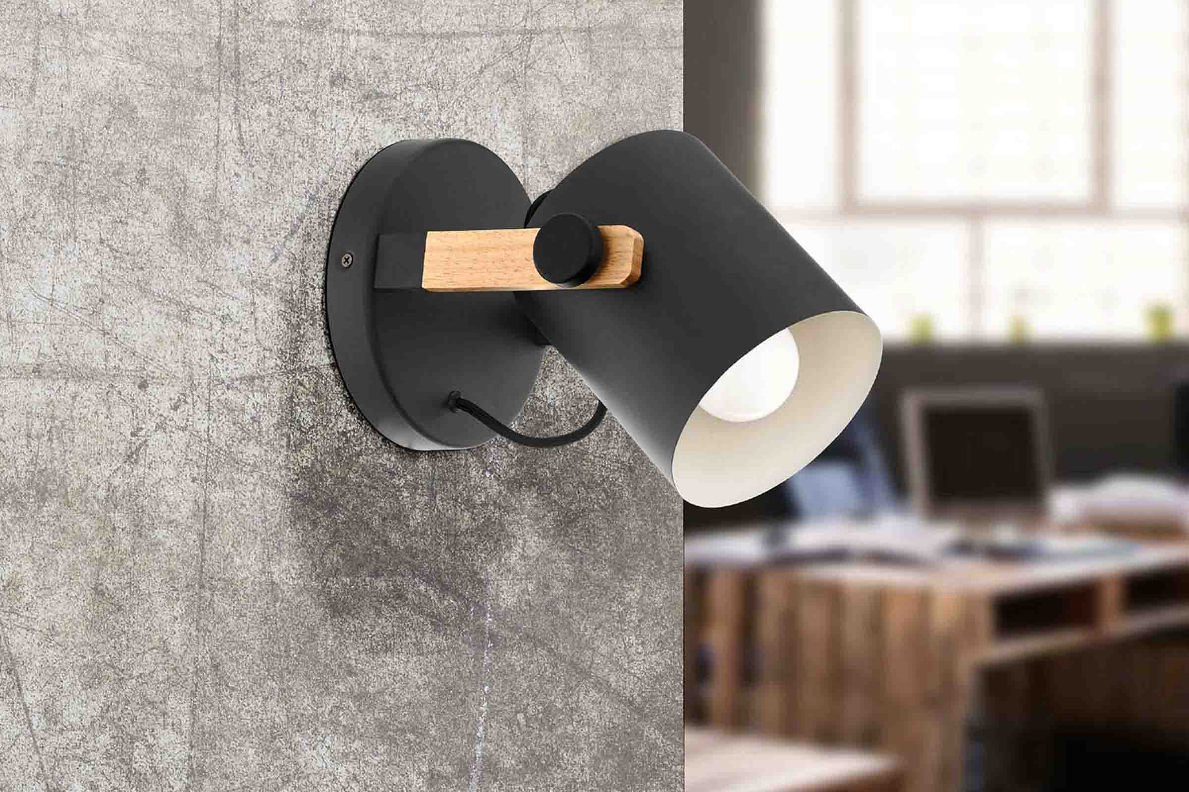 Lămpi de perete neagră cu detalii din lemn în design modern