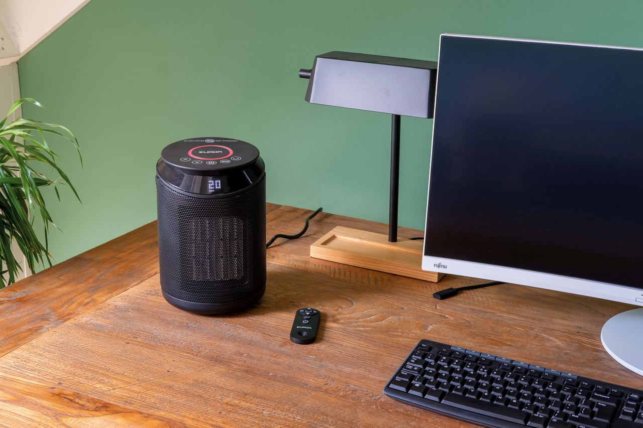 Birou cu aerotermă, lampă, monitor și tastatură