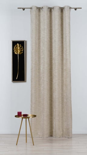 Șaluri decorative din material textil cu suspensie cu ochiuri lângă decorațiuni și masă