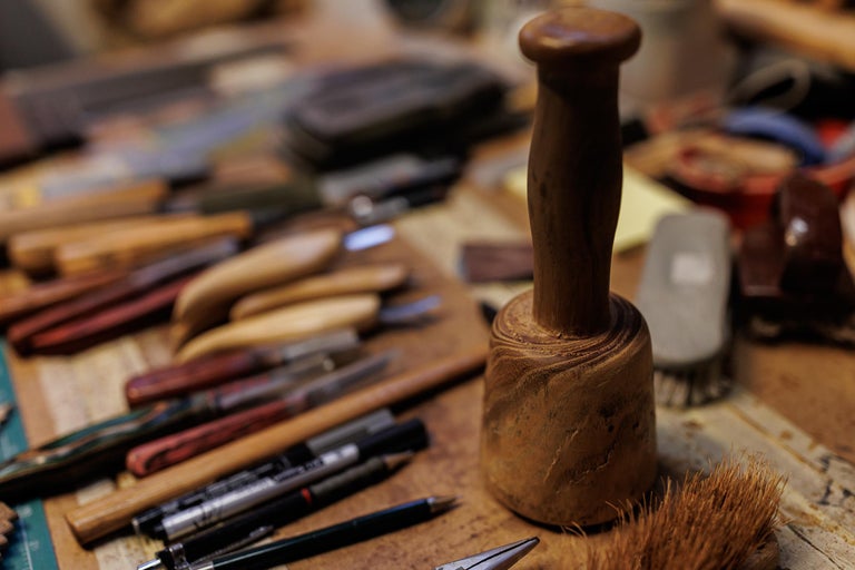 Ciocan de lemn cu unelte de sculptat pe un banc de lucru