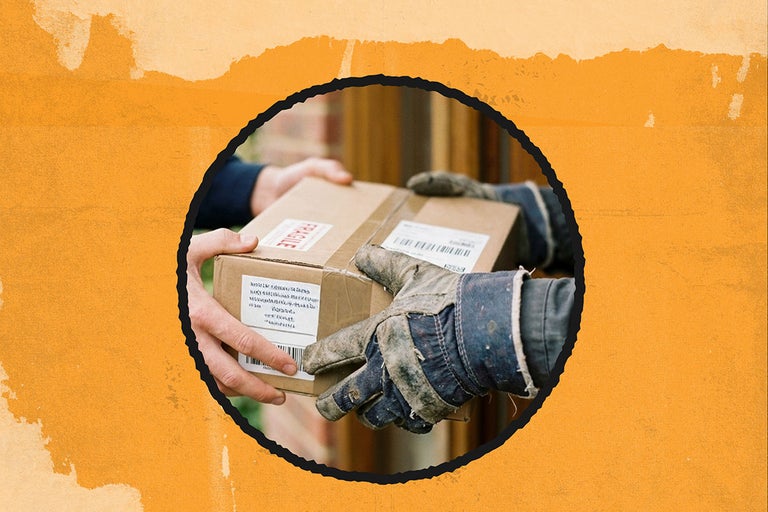 Predarea unui colet din carton cu mentiunea de continut fragil unei persoane cu manusi de lucru.