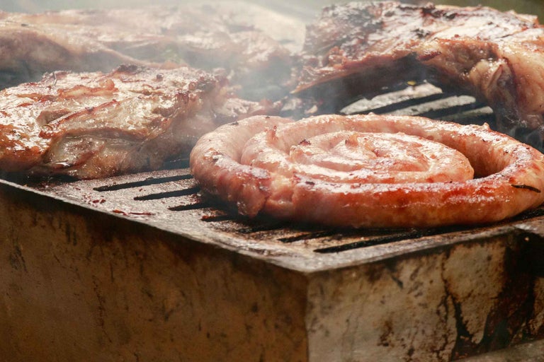 Cârnat și carne la grătar pe un grătar