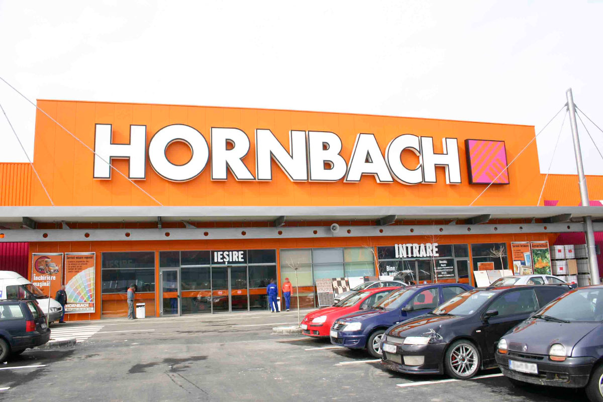  Fațada magazinului de bricolaj Hornbach cu parcare 