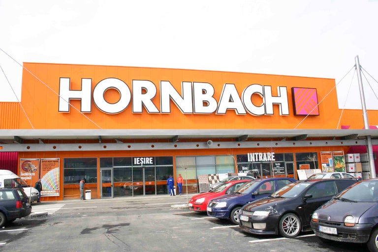 Fațada magazinului de bricolaj Hornbach cu parcare
