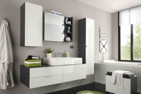 Baie modernă cu lavoar, dulap cu oglindă și dulapuri înalte într-un design luminos