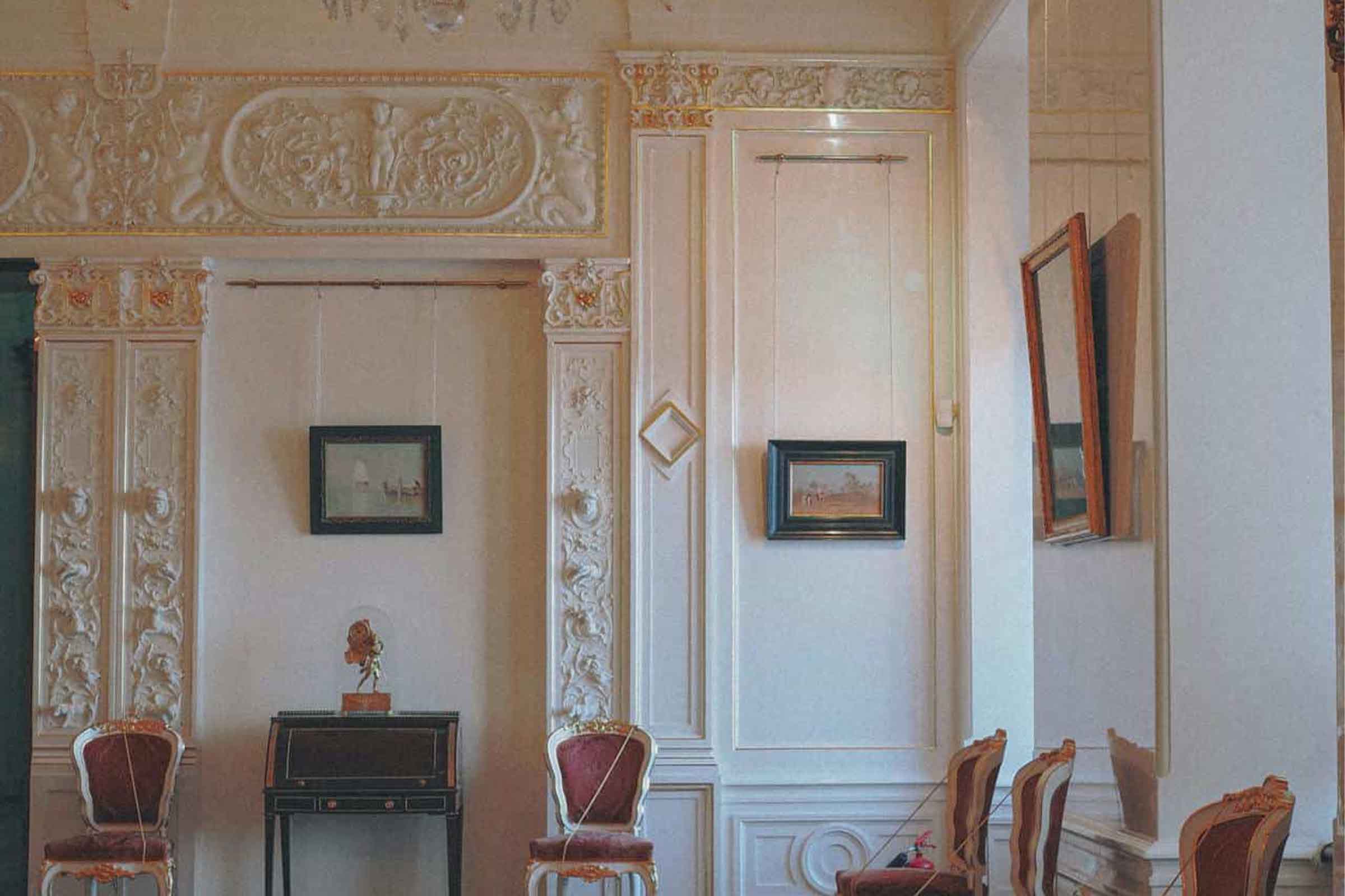 Interior cu decor din stuc, picturi și mobilier antic