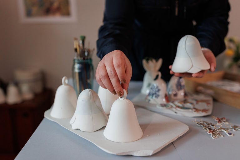 Blancurile de clopot din ceramică sunt aranjate pe o placă.