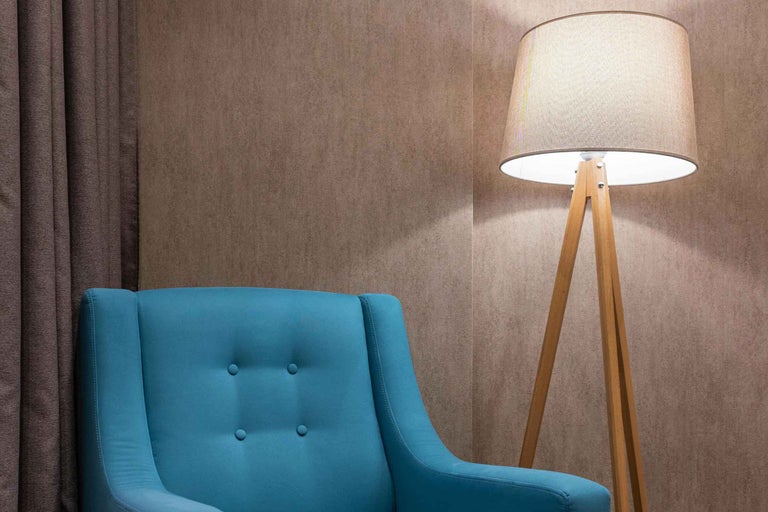Scenă cu fotoliu albastru și lampă de podea