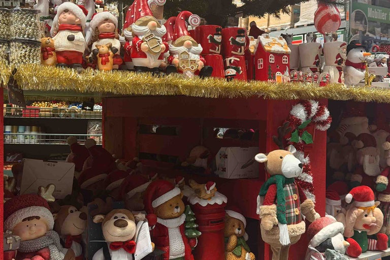 Raft cu decorațiuni de Crăciun precum spiriduși, reni, oameni de zăpadă și alte accesorii festive pentru perioada sărbătorilor.