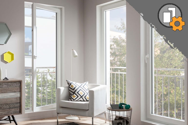 Cameră luminoasă cu ferestre și zonă de relaxare