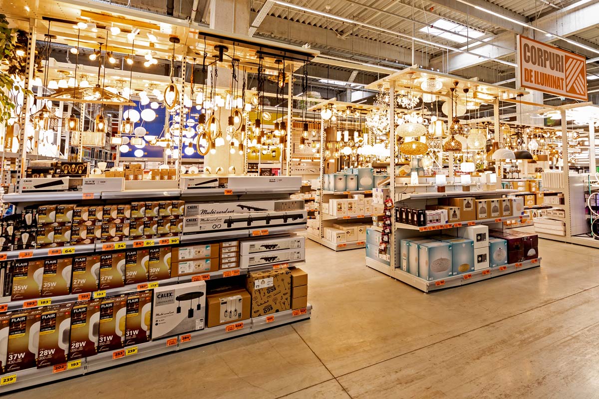 Secțiune de iluminat în magazinul de bricolaj cu lămpi de plafon și lămpi în rafturi