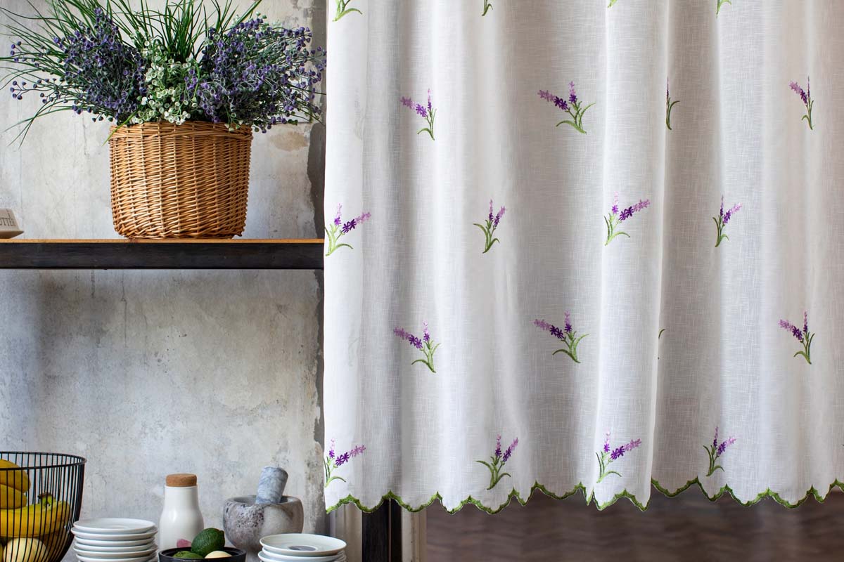 Natură statică decorativă cu flori în coș și perdea brodată în stil rustic