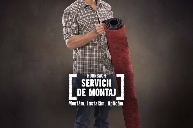 Un bărbat ține o rolă de covor roșu; Serviciul de instalare Hornbach