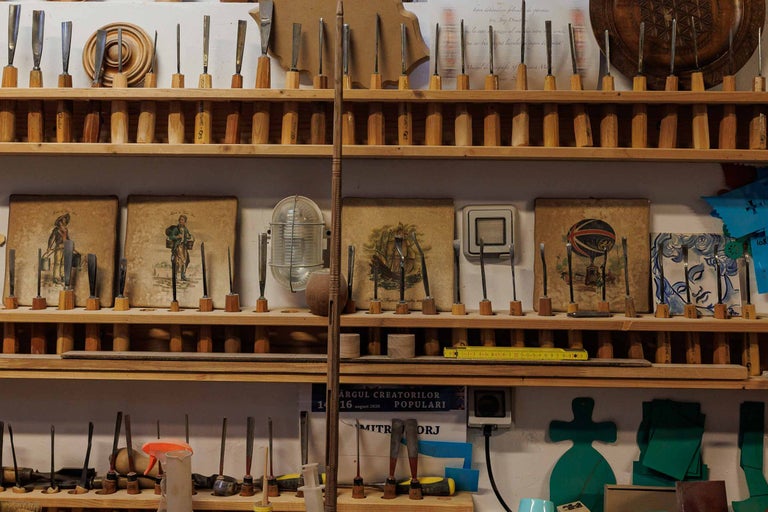 Raft de atelier cu unelte și piese