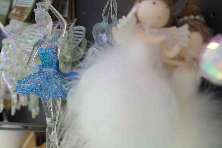Ornament pentru pomul de Crăciun sub formă de balerină cu fustă strălucitoare și înger păzitor
