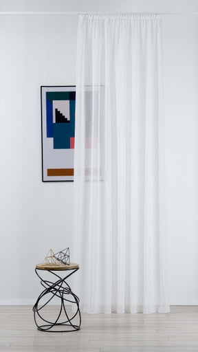 Interior luminos cu perdea, măsuță laterală și tablou înrămat