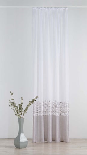 Fuste decorative cu elemente decorative într-o cameră luminoasă