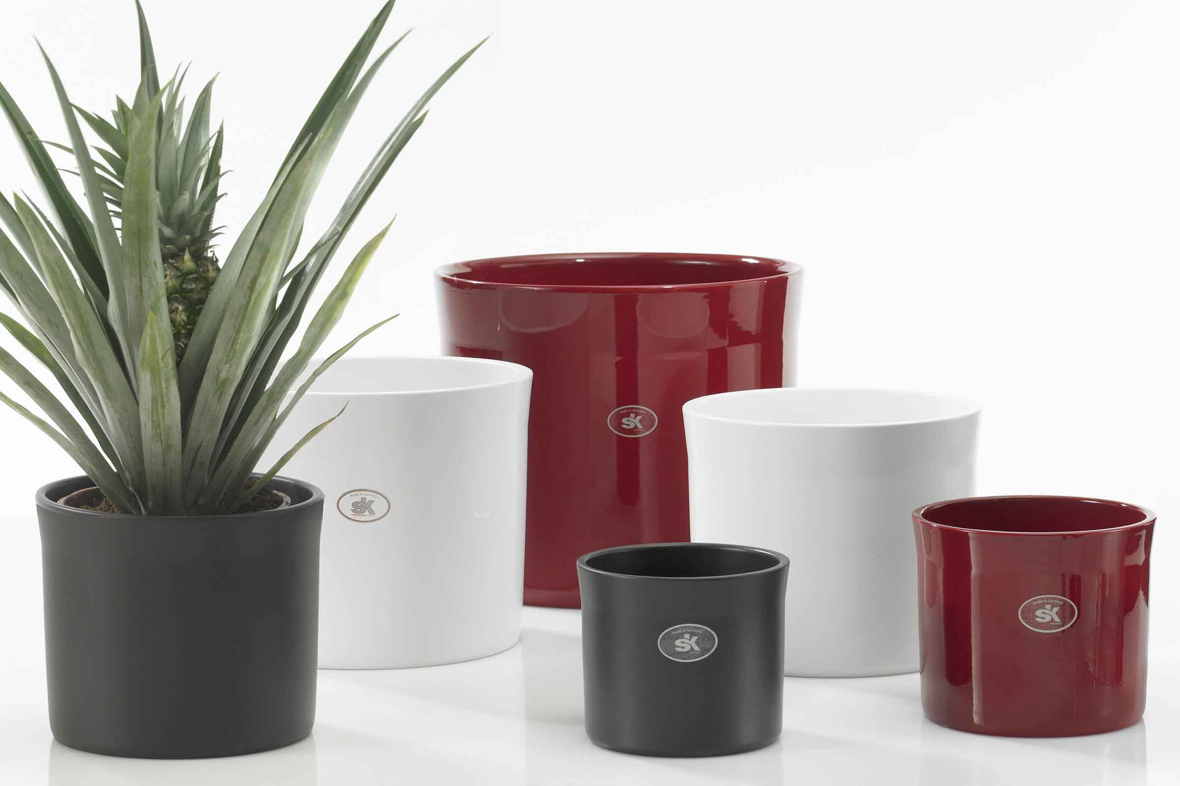 Diverse vase de flori din ceramică în diferite dimensiuni și finisaje