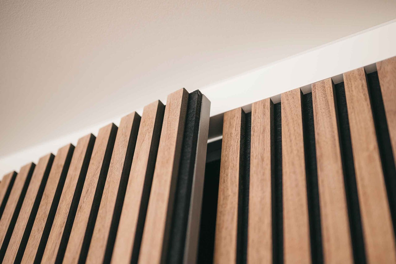 Prim-plan cu panouri din lemn pentru decorarea pereților