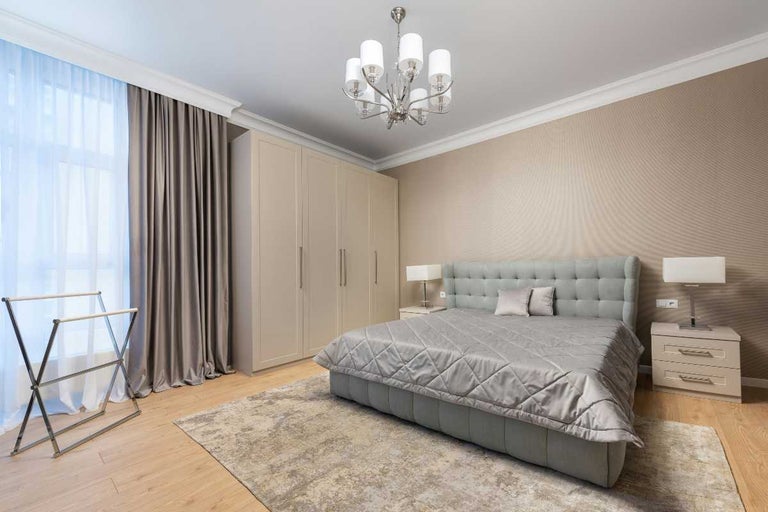 Dormitor cu pat dublu, dulap, covor și uscător de rufe