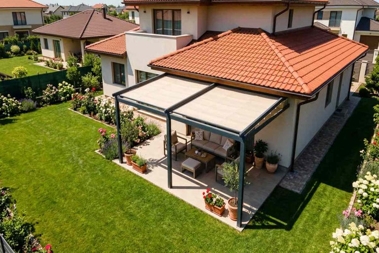 Idei de soluții pentru umbrirea curții – inspirație pentru o amenajare eficientă a terasei cu pergole de grădină, copertine şi alte variante moderne