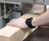 Prelucrare lemn cu un fierăstrău circular manual