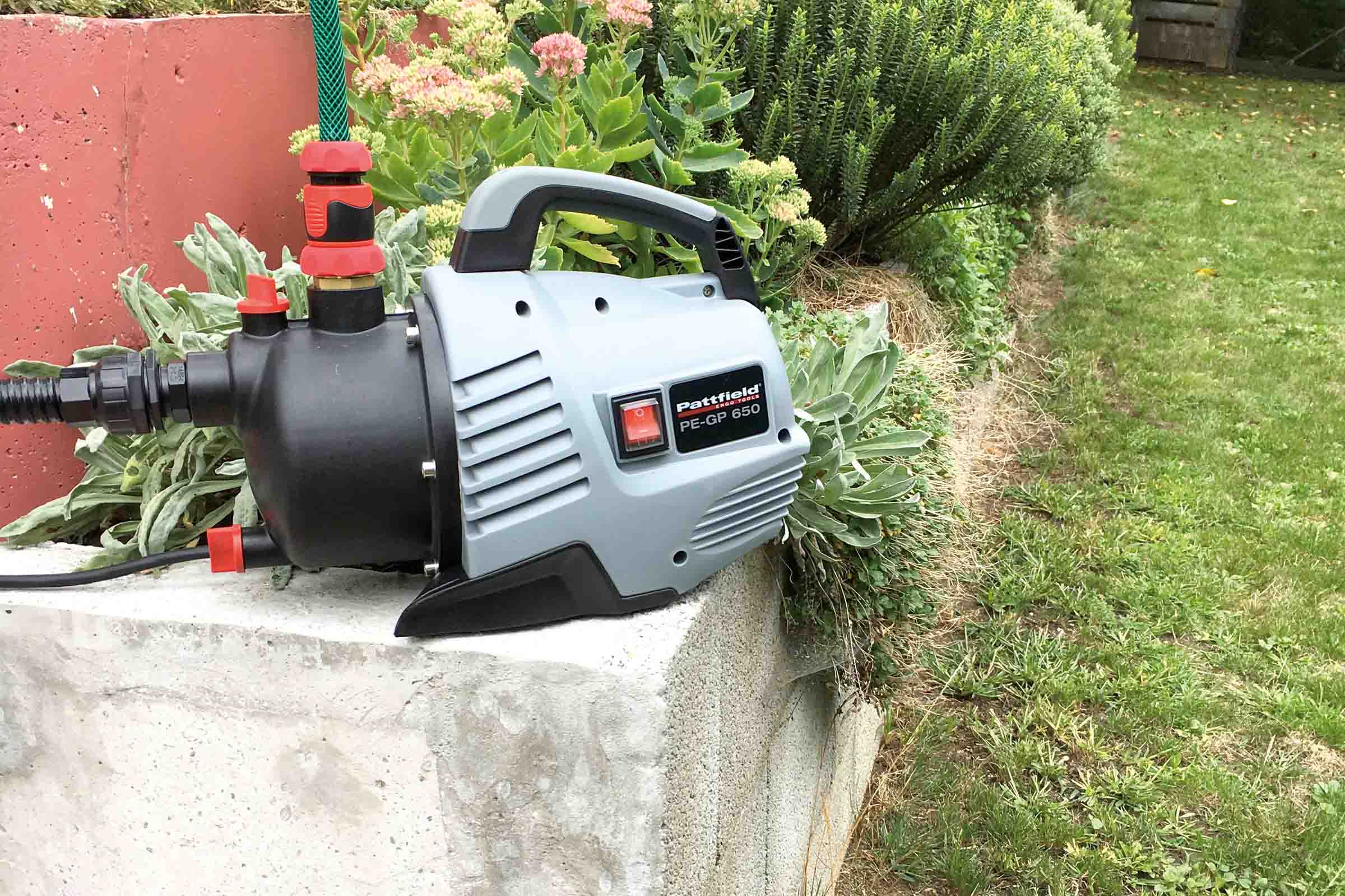 Pompă de grădină Pattfield PE-GP 650 în aer liber