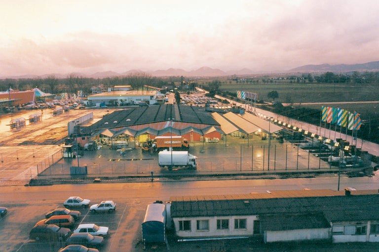 Vedere aeriană a unui magazin de bricolaj Hornbach cu parcare și peisajul înconjurător