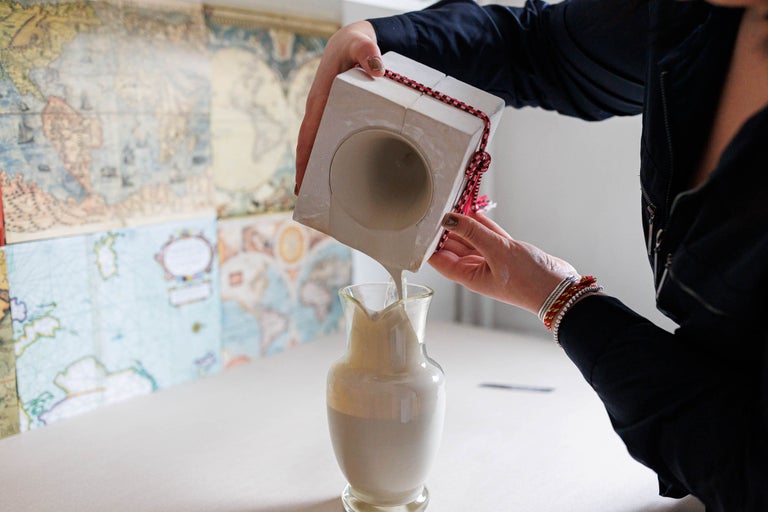 Gips se toarnă într-un pahar gradat