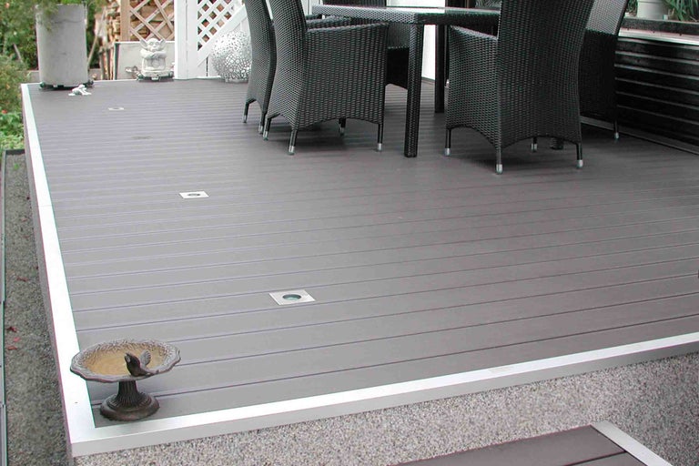 Terasa cu scânduri, margine și iluminare