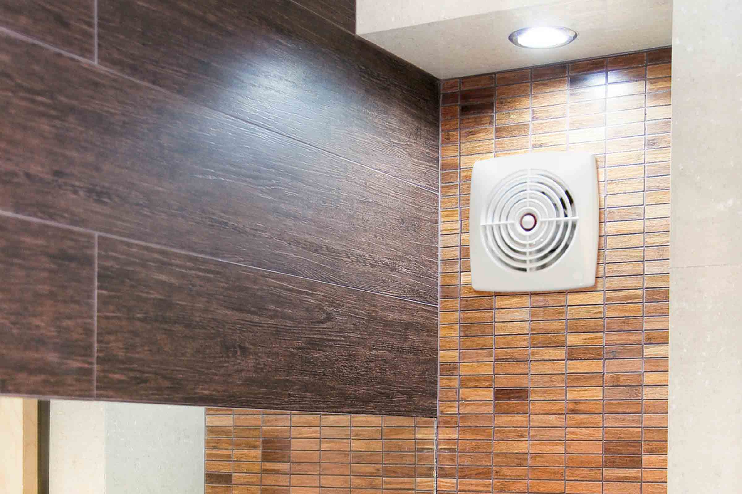 Prim-plan cu o baie cu gresie și un ventilator