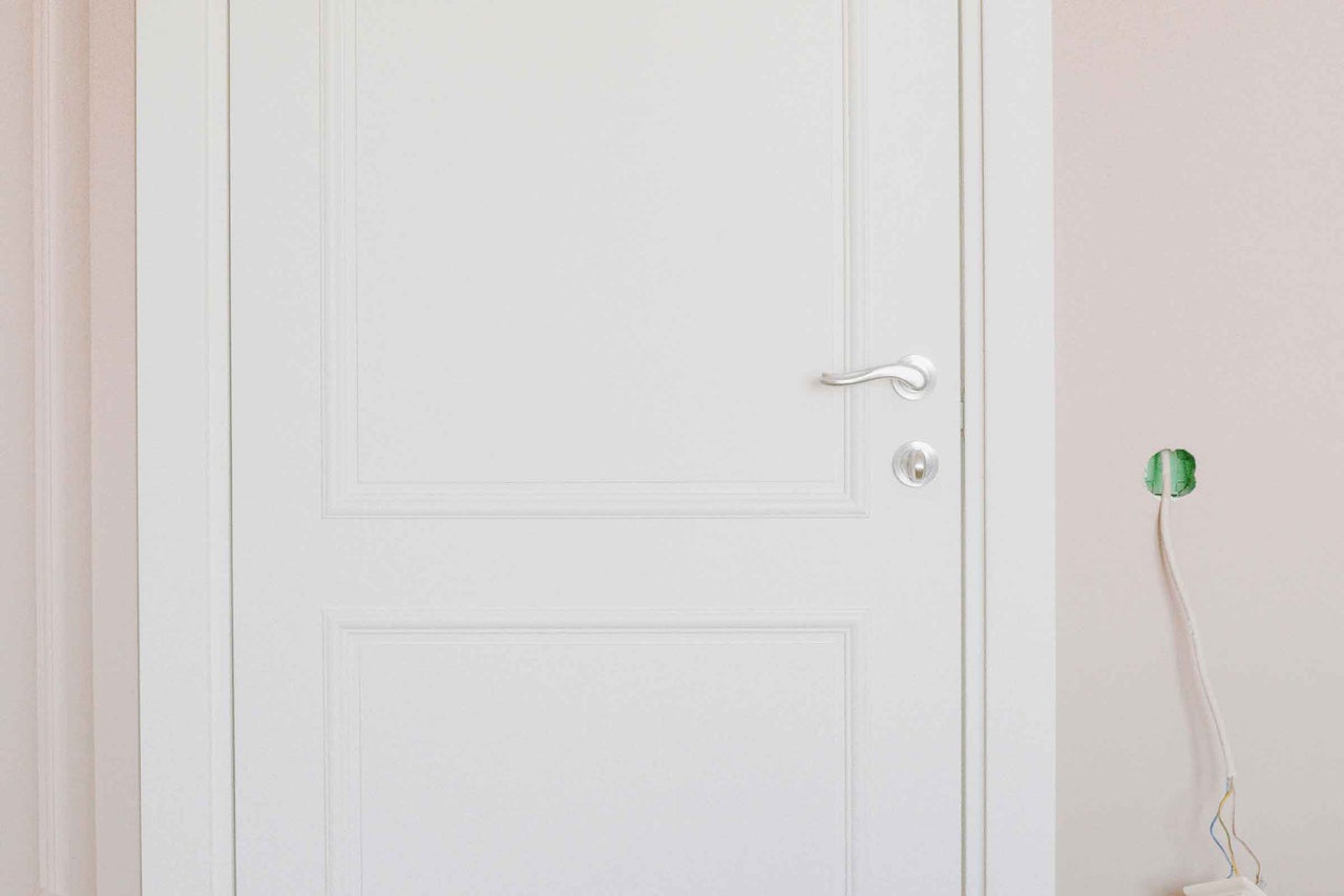 Ușă interioară albă cu mâner și încuietoare