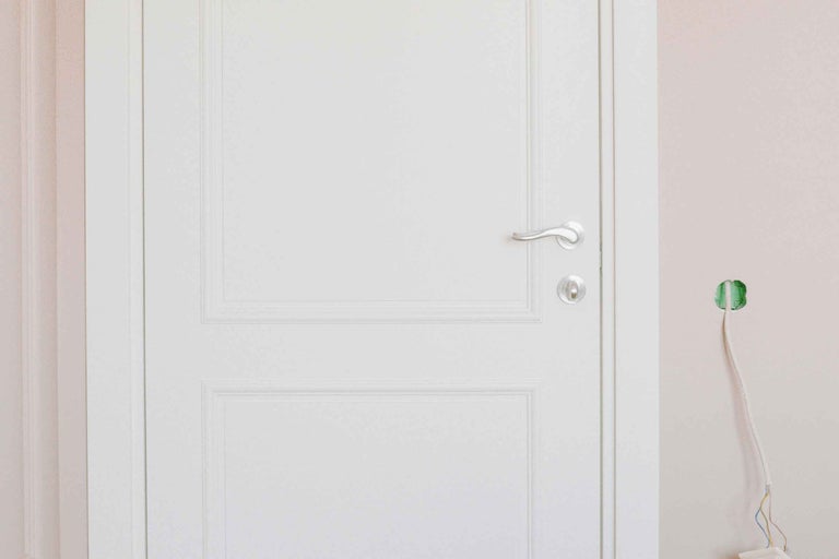 Ușă interioară albă cu mâner și încuietoare