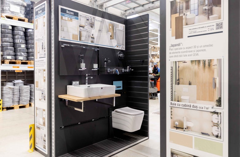 Expoziție de baie cu lavoar, toaletă și armături