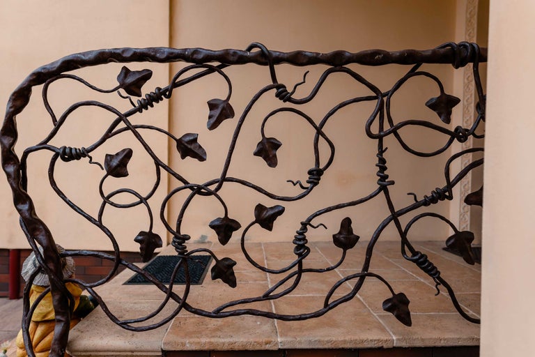 Balustradă decorativă din metal cu ornamente de frunze