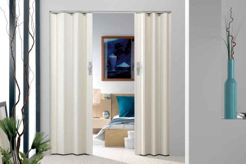 Ușă armonică pliabilă într-un spațiu de locuit