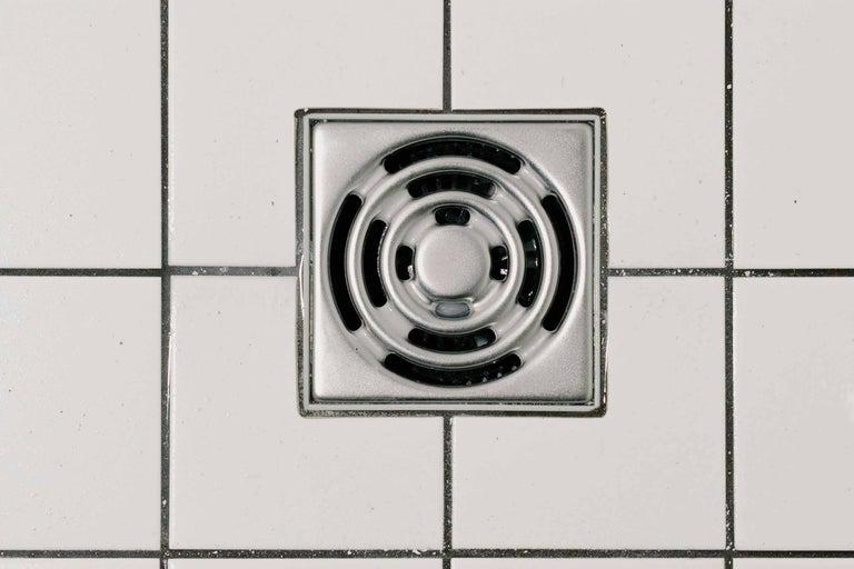 Sifon de pardoseală pătrat, din metal, în pardoseală cu gresie