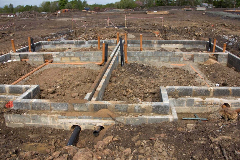 Fundație și țevi pe un șantier de construcții