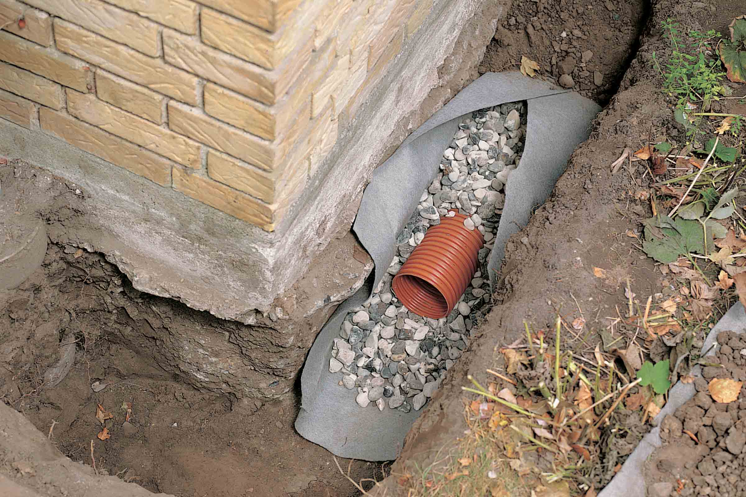 Instalare drenaj cu pietriș și tub de drenaj