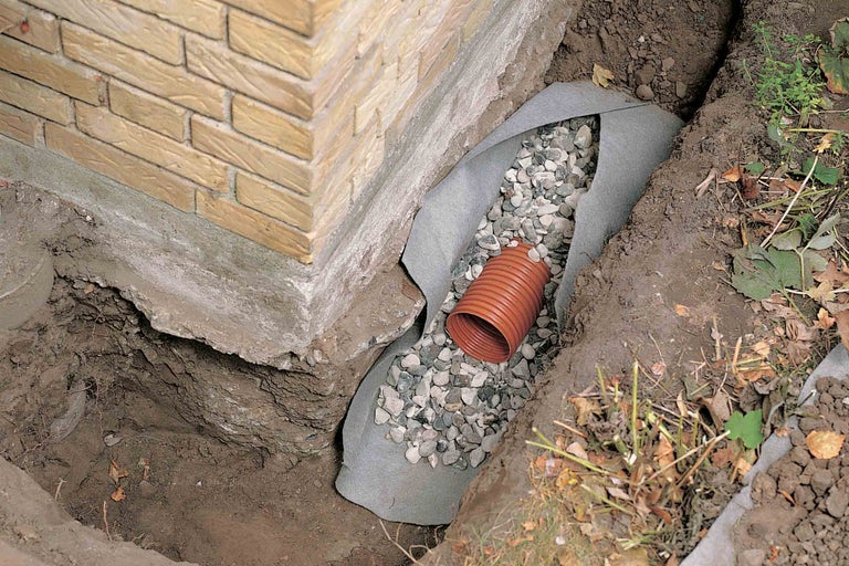 Instalare drenaj cu pietriș și tub de drenaj