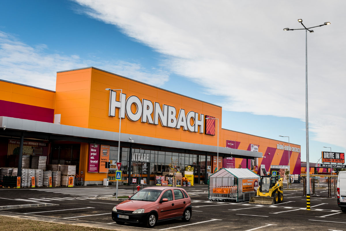 Vedere exterioară a magazinului de bricolaj Hornbach cu parcare