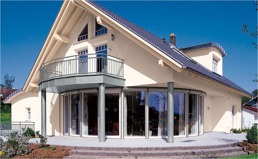 Casă individuală cu balcon și ferestre mari