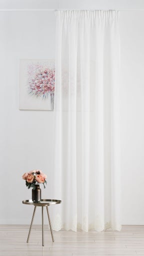 Perdea decorativă albă cu broderie și bandă de încrețire, combinată cu pictură și vază cu flori pe măsuța laterală.