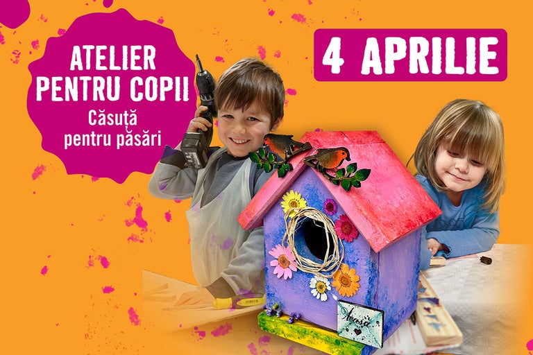 Copii construiesc o căsuță de păsări din lemn colorată la un atelier pe 4 aprilie. Un băiat ține o mașină de înșurubat.