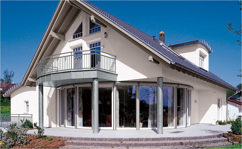 Casă unifamilială cu balcon, ferestre mari și grădină