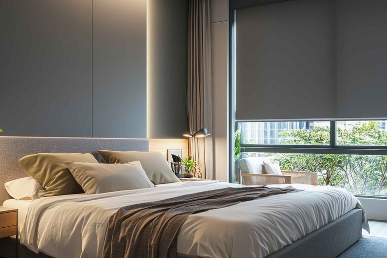 Dormitor cu pat dublu, noptieră și jaluzea opacă la fereastră