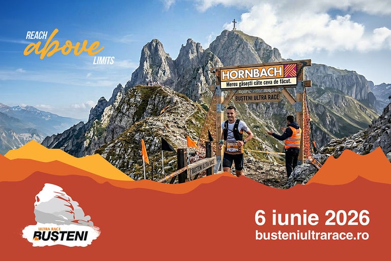 Un alergător trece prin poarta de sosire din lemn cu Hornbach Logo într-un peisaj montan în timpul Busteni Ultra Race.