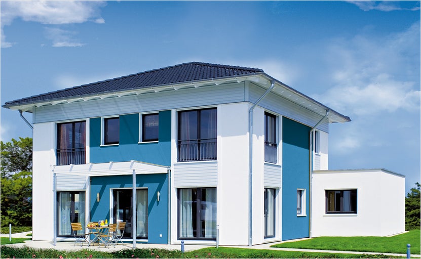 Casă prefabricată modernă cu două etaje, cu fațadă albastră și acoperiș din țiglă închisă la culoare.
