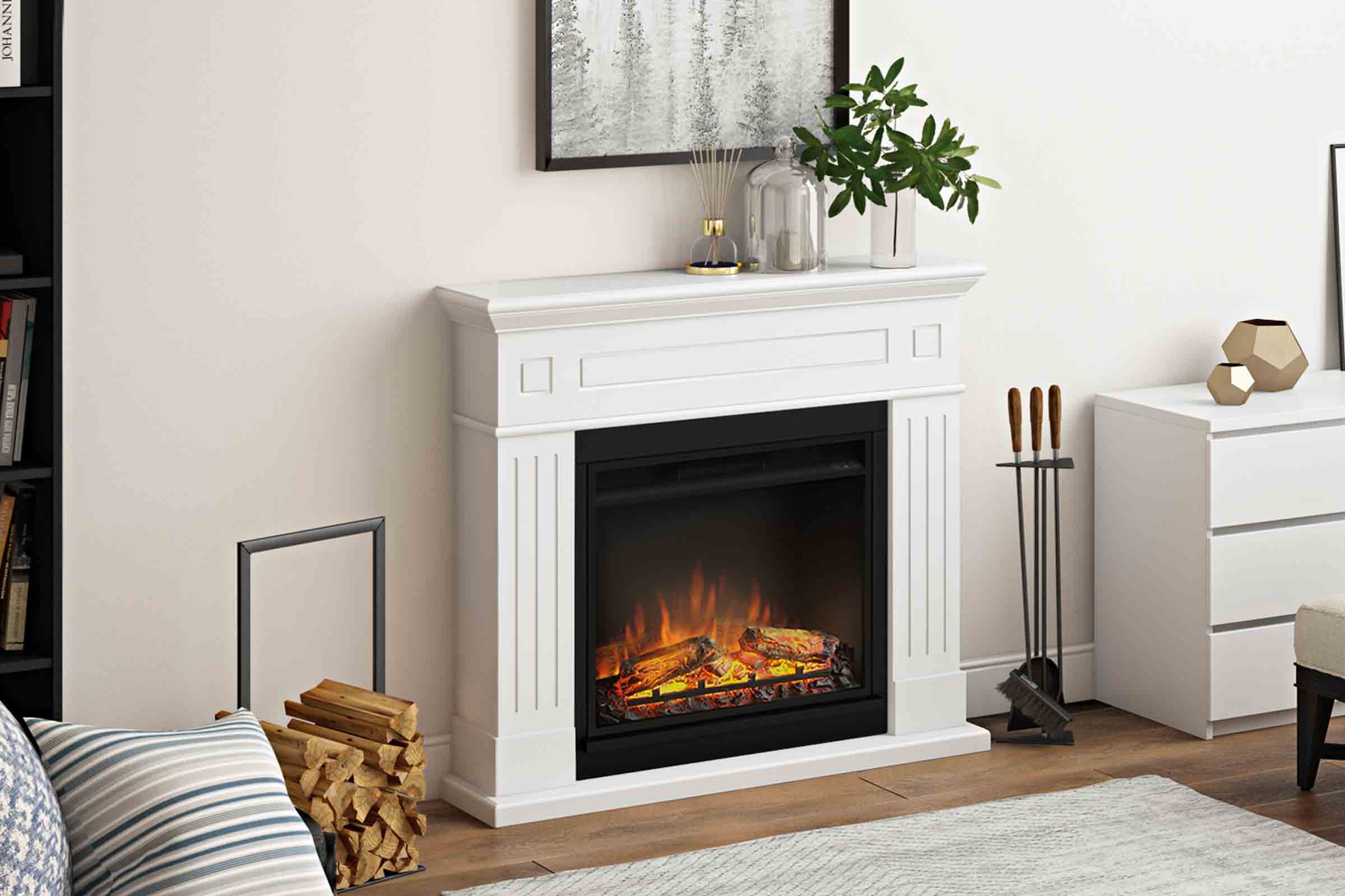 Șemineu electric cu ramă albă într-un living cu decorațiuni